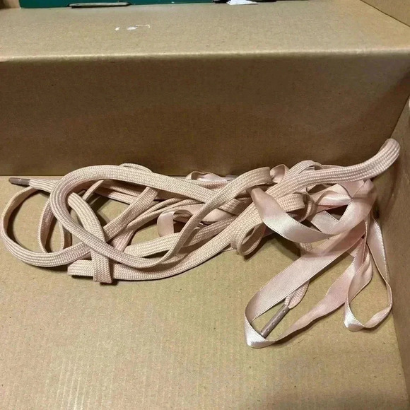 Puma Clyde Satin Rose Gold Sneaker Size 7 (Big Kid /junior) New in Box - Picture 8 of 9